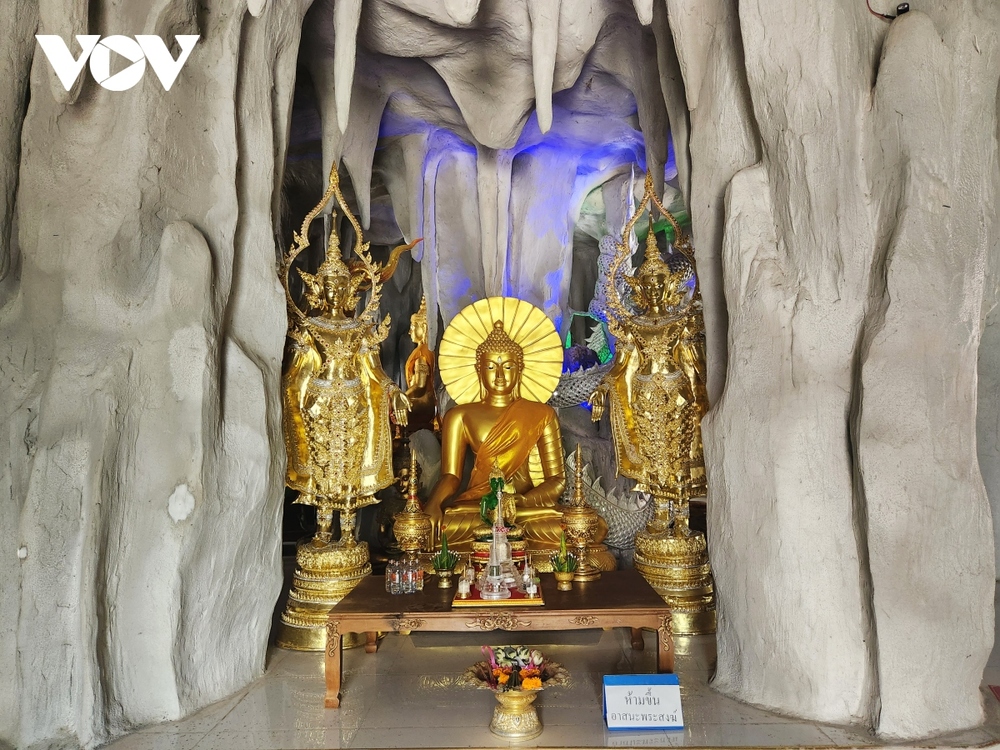 ngoi chua phat giao linh thieng o dong bac thai lan