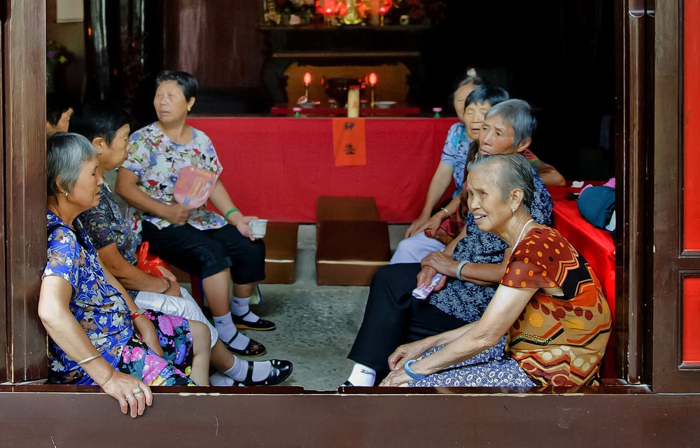 nguoi cao tuoi vao chua nuong tua