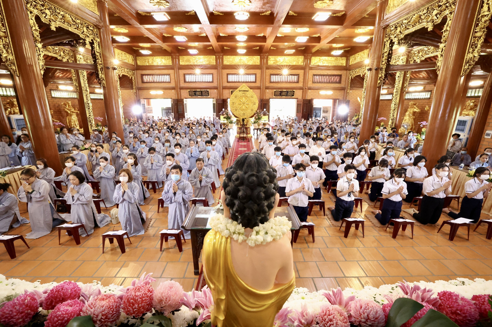 nguoi khiem thi va hoc sinh sinh vien tham du le phat dan tai chua thien quang