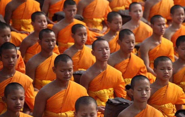 nha su o thai lan bien chai nhua thanh ao ca sa