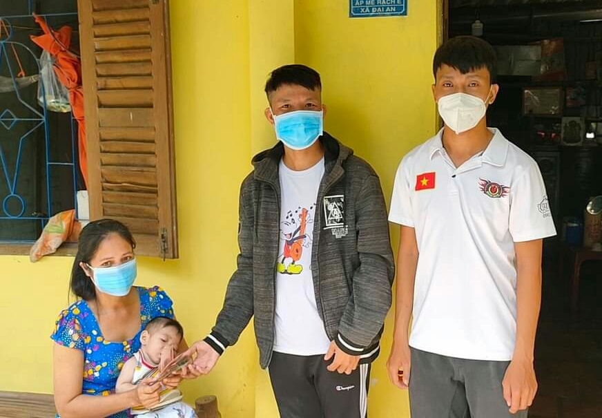 nhom hat bo de tam tham va giup do be tang quoc khanh bi nhiem trung mau