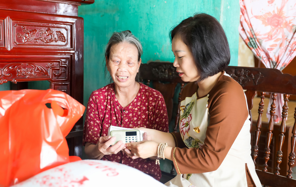 ni su huong nhu quy tu thien thien quang nhom tu thien hue thao tang qua cho nguoi khiem thi