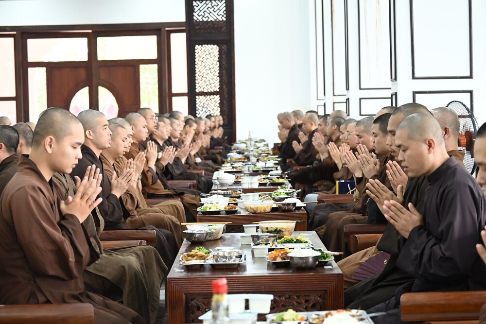 ni truong thich dam trung bac chan tu kha kinh cung duong rau qua tai hoc vien mua an cu