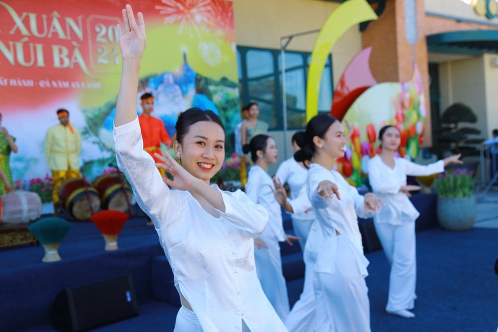 nui ba den tung bung suot ngay dem trong hoi xuan keo dai het thang gieng