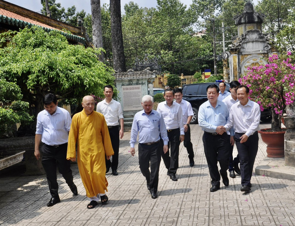 phai doan ban tuyen giao trung uong vieng tham chua hoi khanh tai binh duong