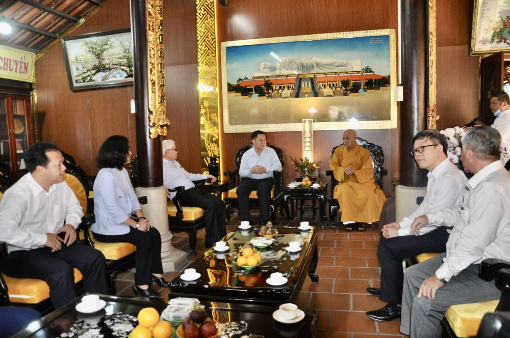 phai doan ban tuyen giao trung uong vieng tham chua hoi khanh tai binh duong