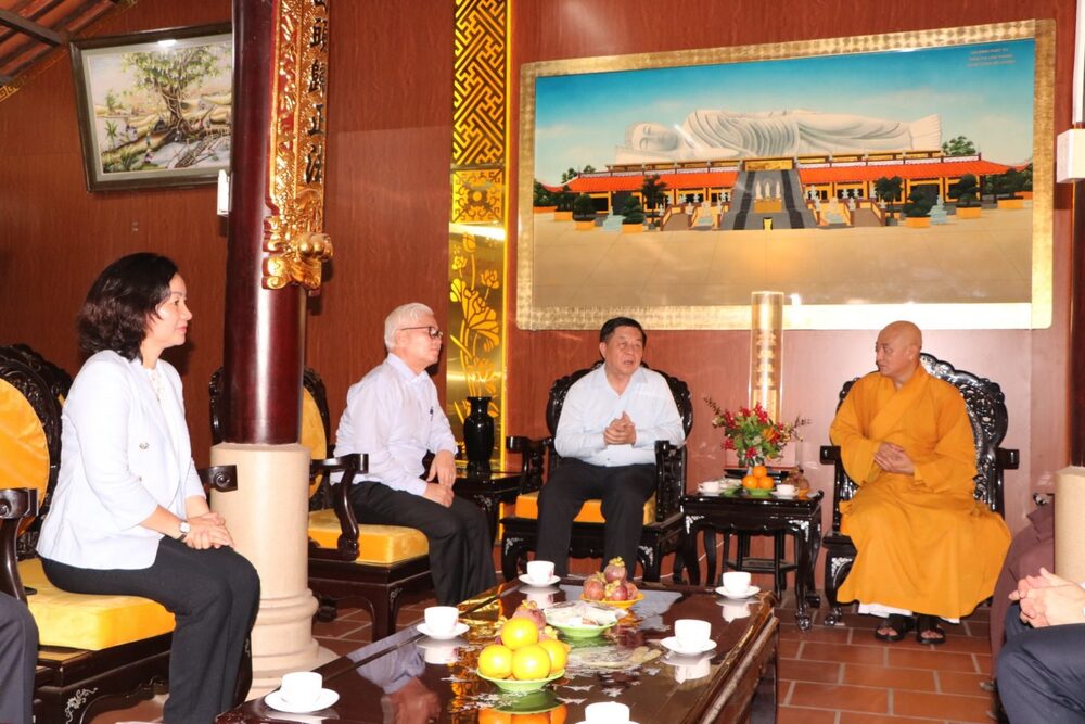 phai doan ban tuyen giao trung uong vieng tham chua hoi khanh tai binh duong