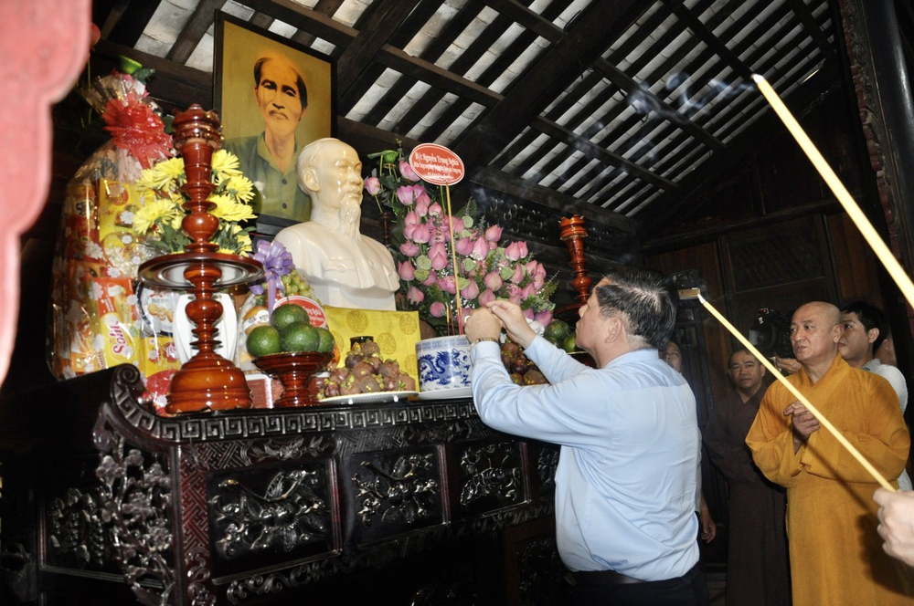 phai doan ban tuyen giao trung uong vieng tham chua hoi khanh tai binh duong