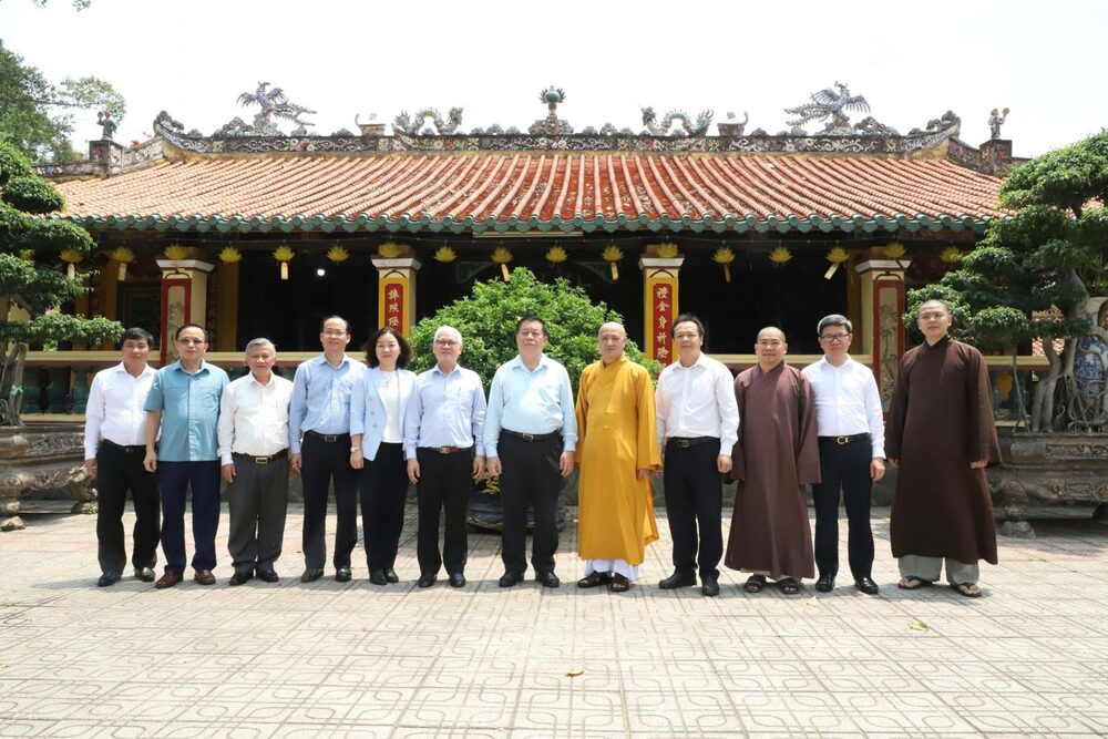 phai doan ban tuyen giao trung uong vieng tham chua hoi khanh tai binh duong