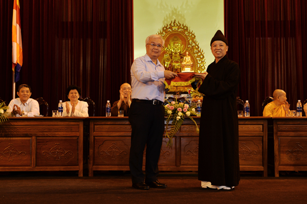 phai doan cua quoc hoi giao luu voi tang ni sinh