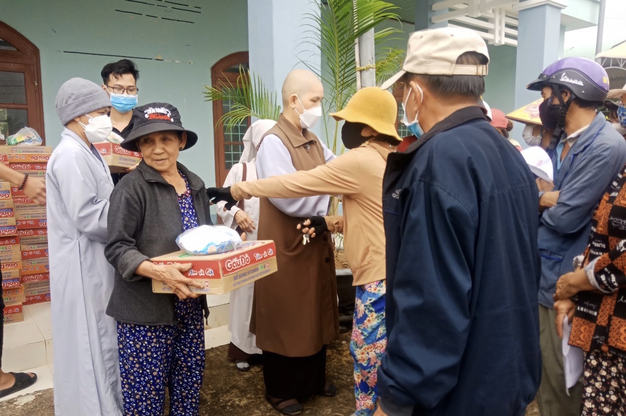 phan ban ni gioi tinh phu yen ho tro nguoi dan bi anh huong do mua lu