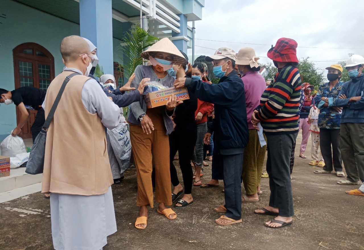 phan ban ni gioi tinh phu yen ho tro nguoi dan bi anh huong do mua lu