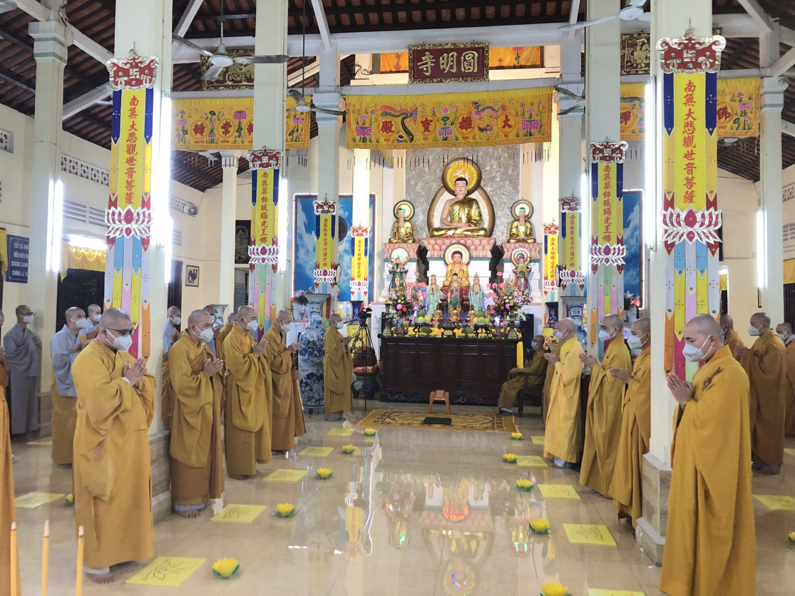 phat giao ben tre trang nghiem thap nen tuong niem dong bao tu vong trong dai dich covid 19