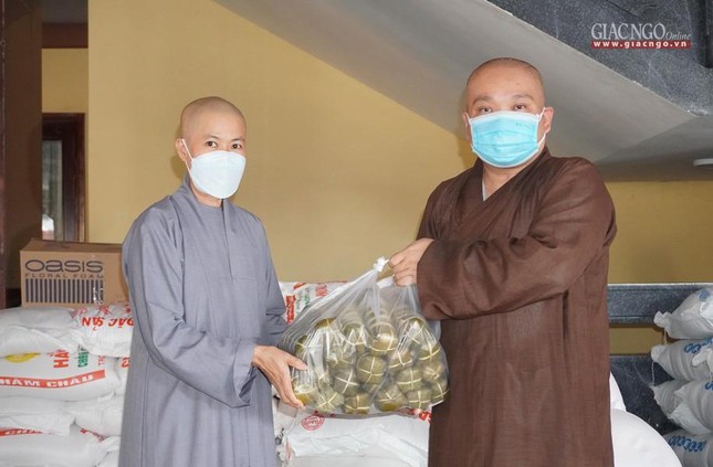 phat giao quan 12 ung ho 200 trieu dong giup do ba con kho khan va bep an tu thien mua dich