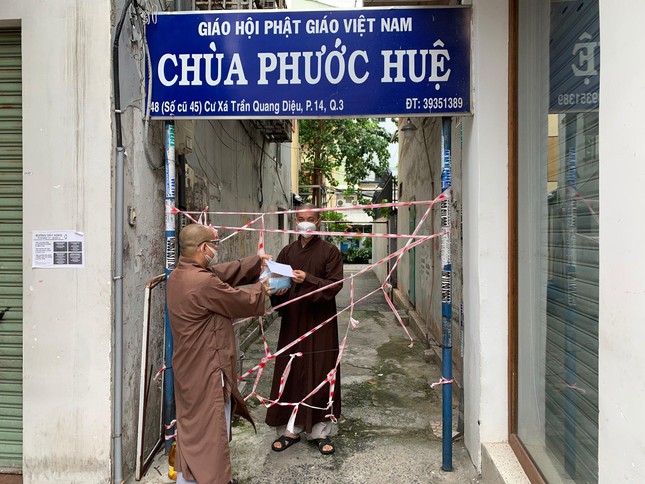 phat giao quan 3 cung duong 44 tu vien tren dia ban trong thoi gian gian cach xa hoi