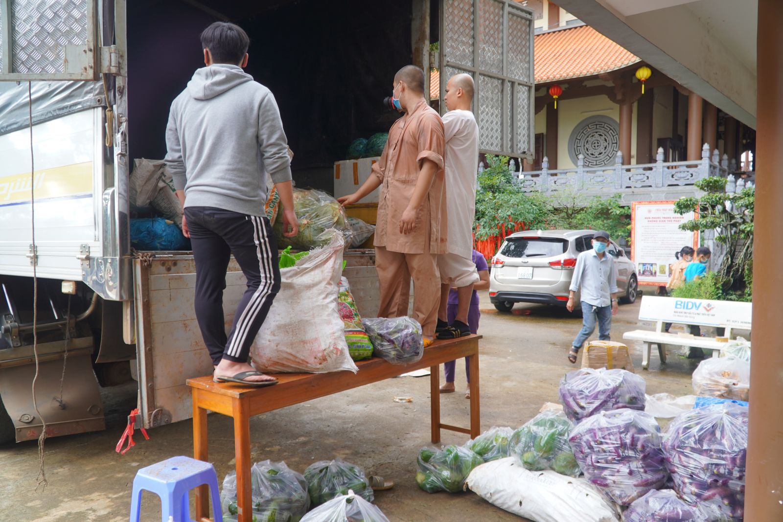 phat giao tinh dak nong tiep tuc ung ho gan 50 tan nong san den tp hcm va dong nai