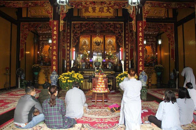 phat tu co do hue den chua du le cau an nguoi dan thu do ha noi tham du le cau an truc tuyen