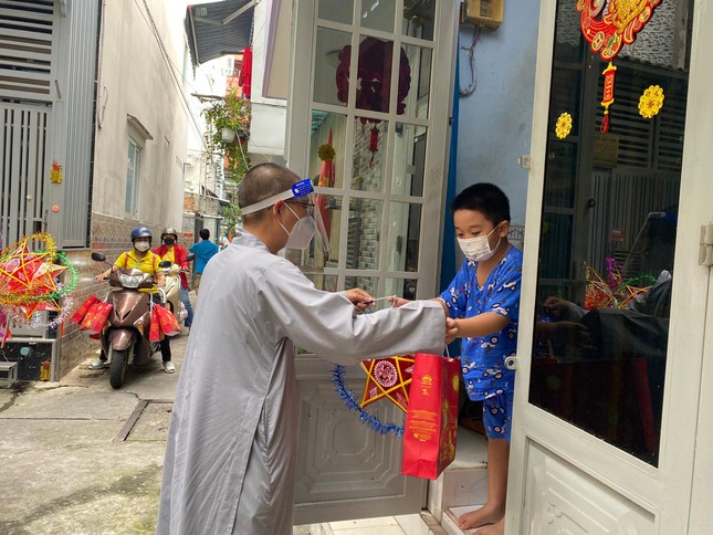 quan am tu vien trao qua trung thu tan nha cho tre em trong cac khu cach ly phong covid 19