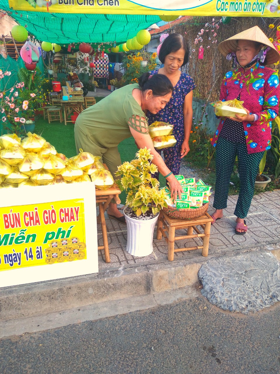 quan chay minh thien tien giang phat 100 bua an sang