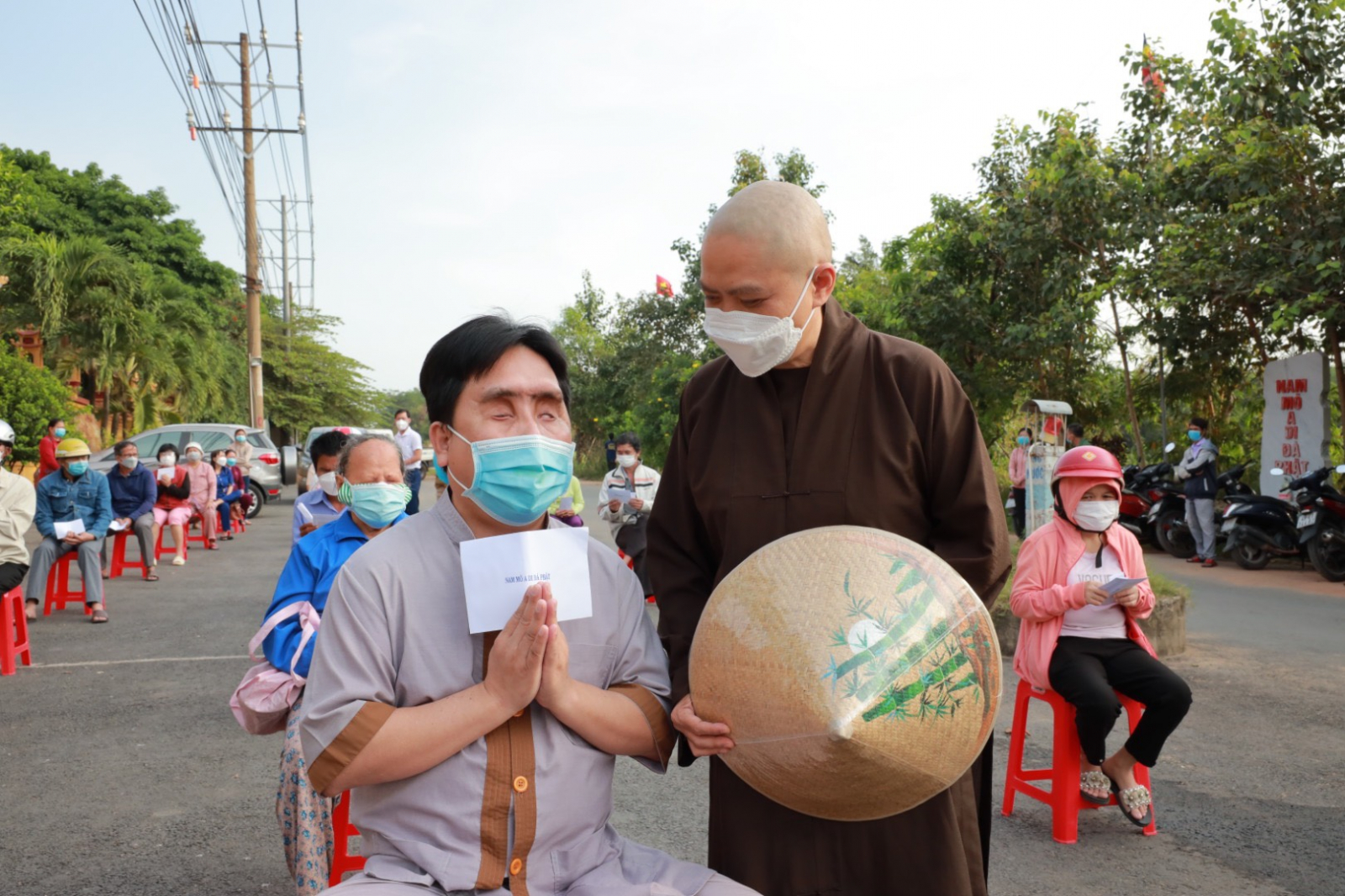 quy tu thien chua thien quang trao qua ho tro  nguoi khuyet tat trong dich covid 19