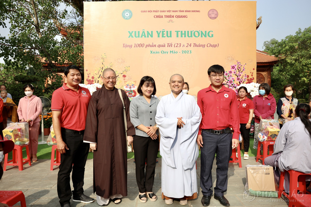 quy tu thien thien quang trao 1000 phan qua tet ?cho nguoi khiem thi va cac ho kho khan tai dia phuong