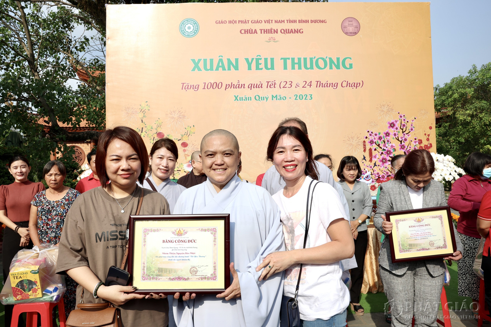 quy tu thien thien quang trao 1000 phan qua tet ?cho nguoi khiem thi va cac ho kho khan tai dia phuong