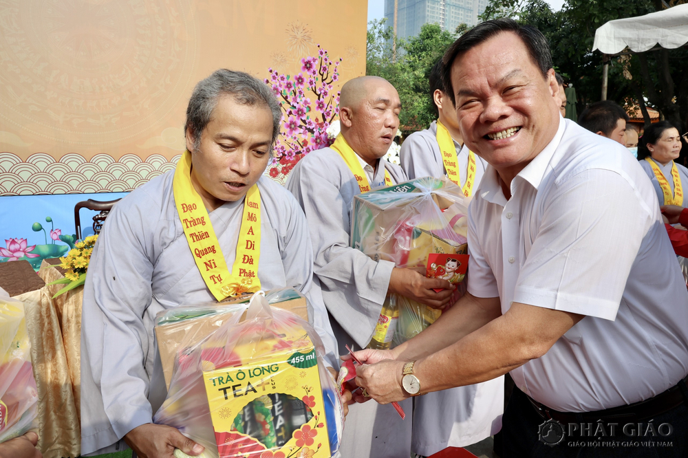 quy tu thien thien quang trao 1000 phan qua tet ?cho nguoi khiem thi va cac ho kho khan tai dia phuong