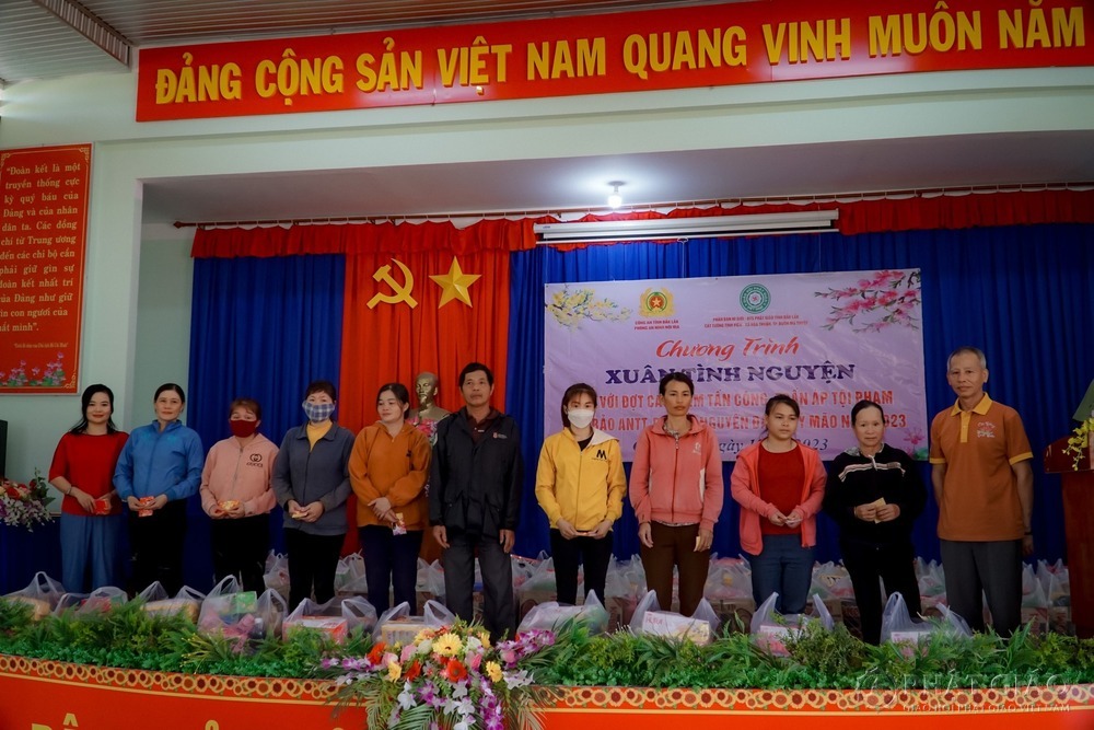 quy tu thien thien quang trao 850 phan qua tet ?tai tinh dak lak