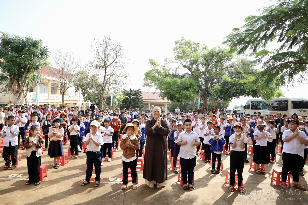 quy tu thien thien quang trao 850 phan qua tet ?tai tinh dak lak