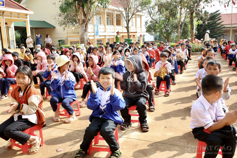 quy tu thien thien quang trao 850 phan qua tet ?tai tinh dak lak