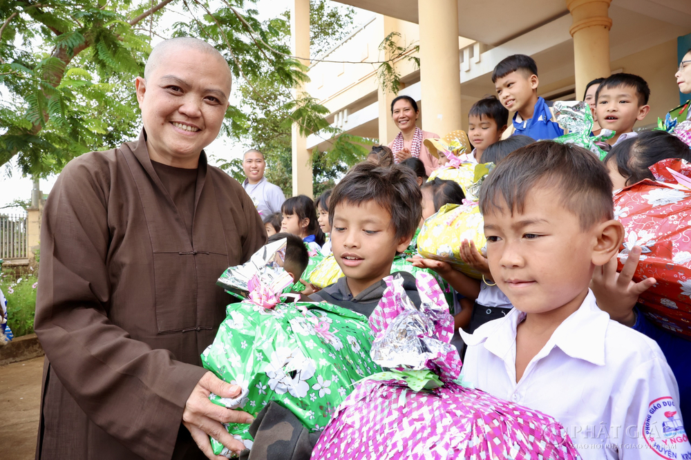 quy tu thien thien quang trao 850 phan qua tet ?tai tinh dak lak