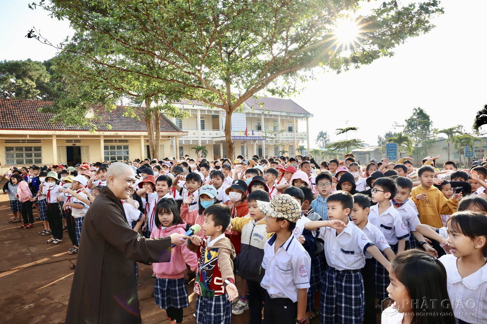 quy tu thien thien quang trao 850 phan qua tet ?tai tinh dak lak