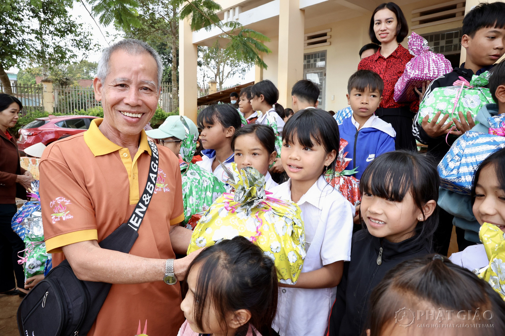 quy tu thien thien quang trao 850 phan qua tet ?tai tinh dak lak