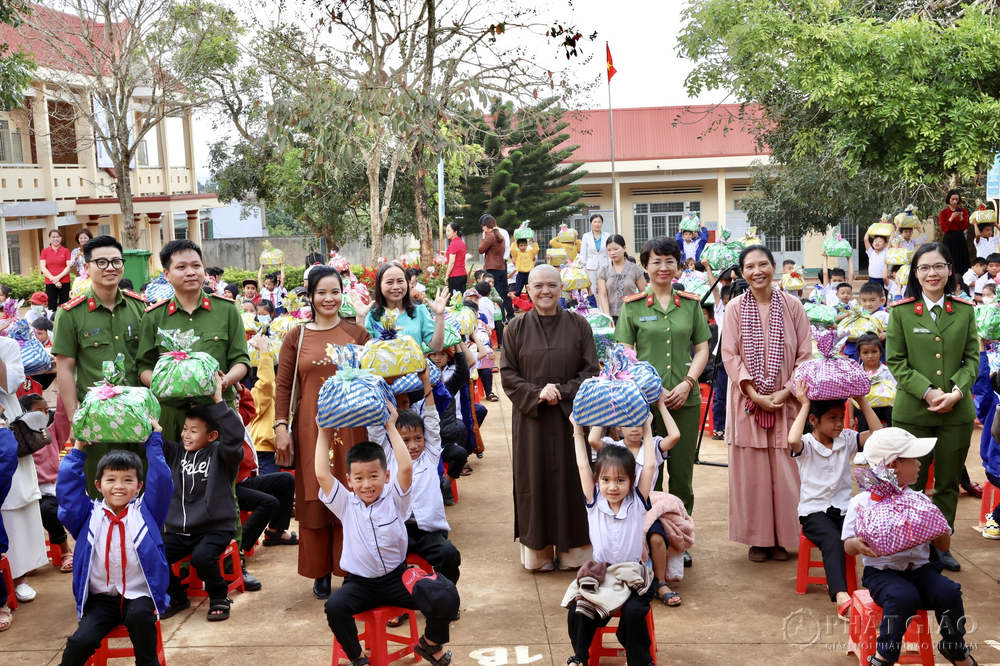 quy tu thien thien quang trao 850 phan qua tet ?tai tinh dak lak