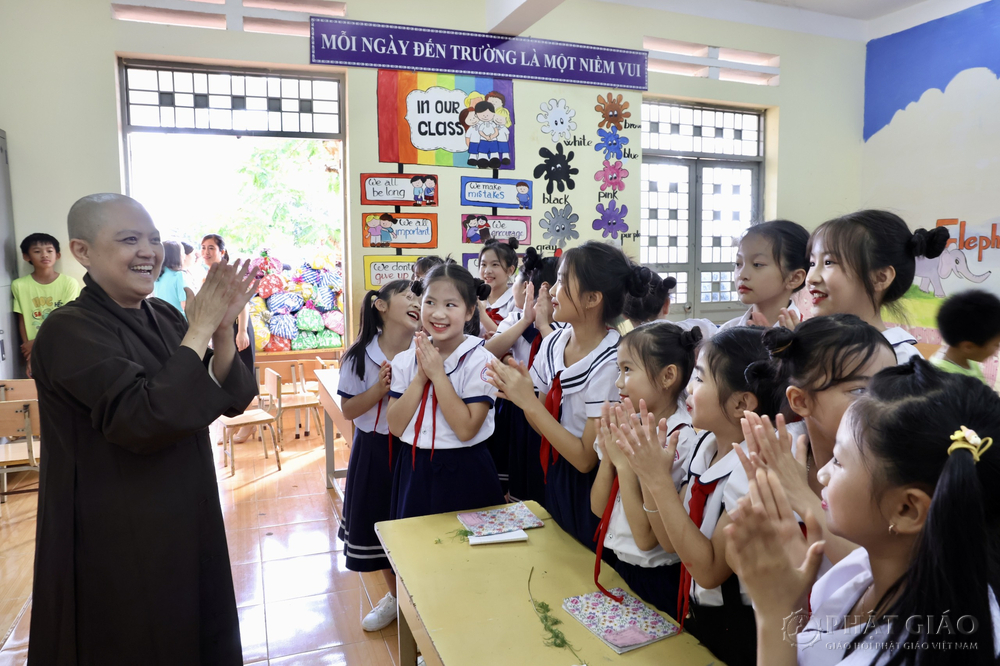 quy tu thien thien quang trao 850 phan qua tet ?tai tinh dak lak