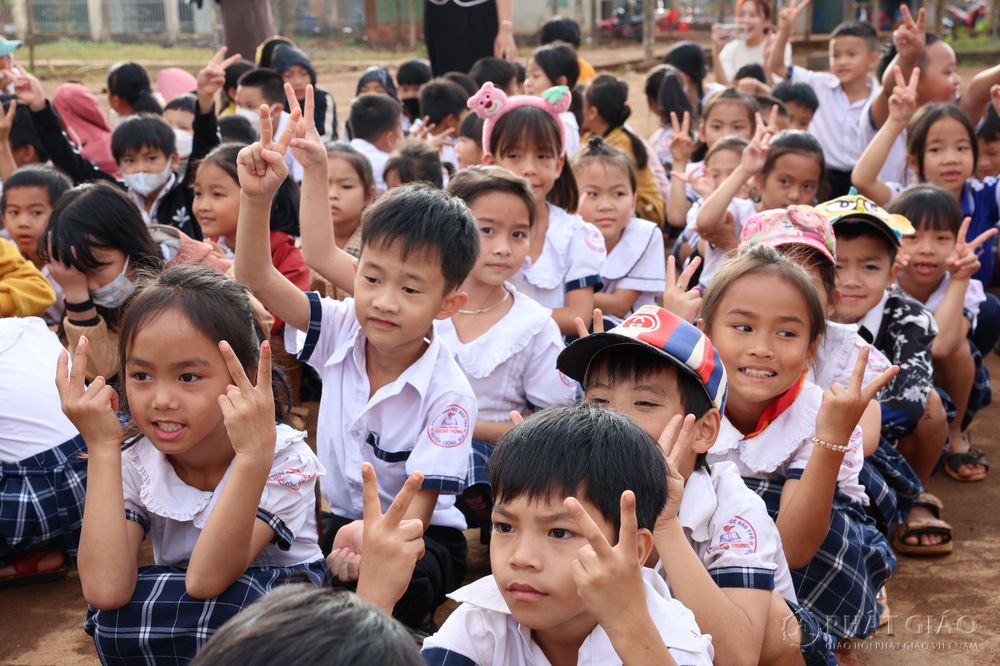 quy tu thien thien quang trao 850 phan qua tet ?tai tinh dak lak