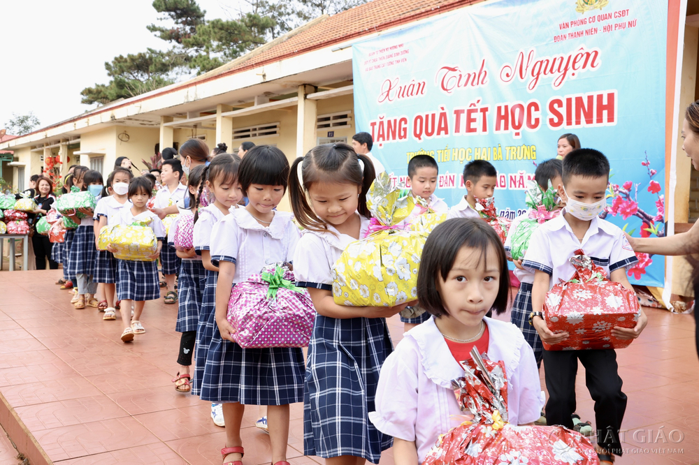 quy tu thien thien quang trao 850 phan qua tet ?tai tinh dak lak