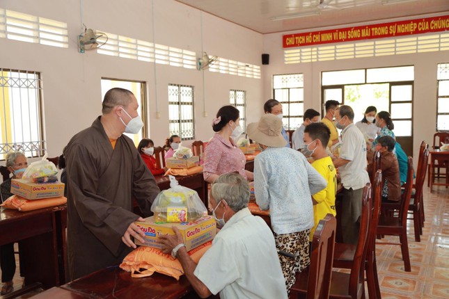 quy ??den tu trai tim ?? trao 1 000 phan qua tai vung dich cac tinh thanh