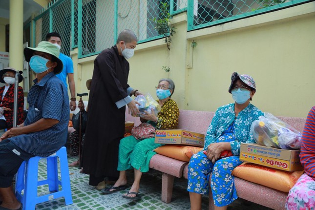 quy ??den tu trai tim ?? trao 1 000 phan qua tai vung dich cac tinh thanh