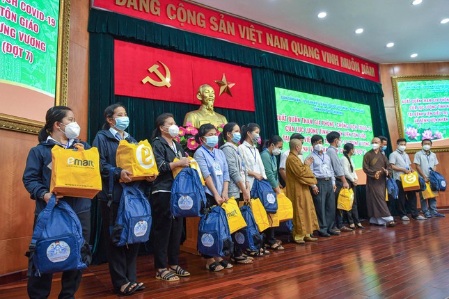 tang ni phat tu tham gia phuc vu o cac benh vien dieu tri covid 19 tai tp hcm va long an