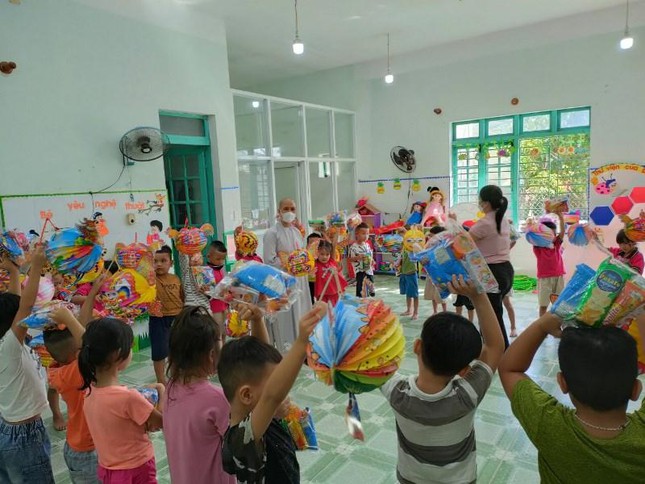 tet trung thu cho thieu nhi tai chua phu quang