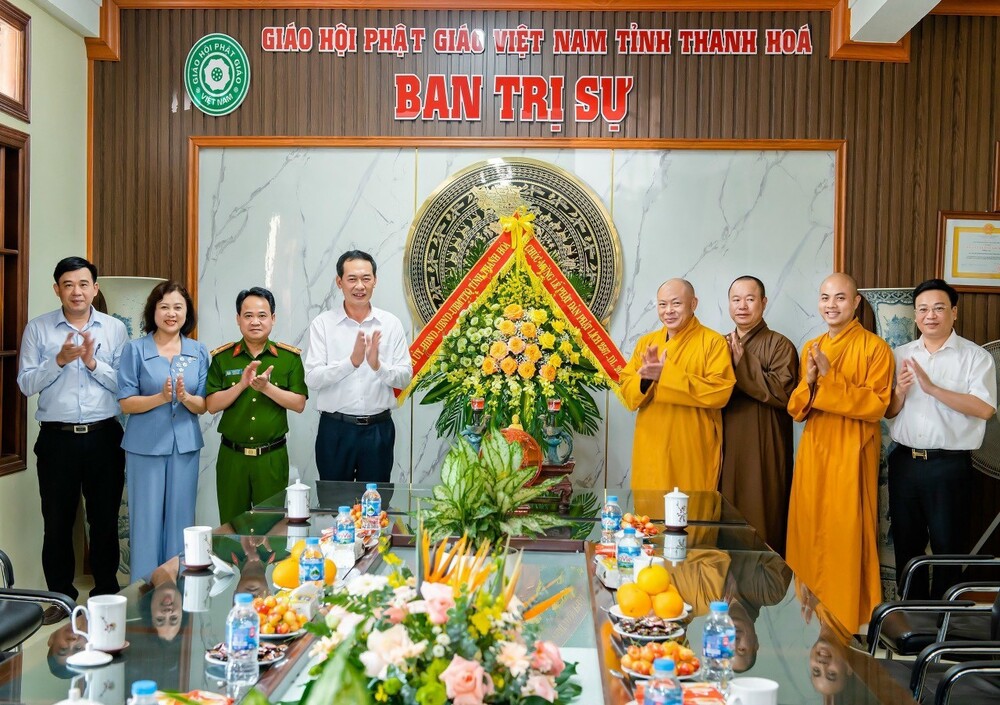 thanh hoa  lanh dao tinh uy tham chuc mung dai le phat dan