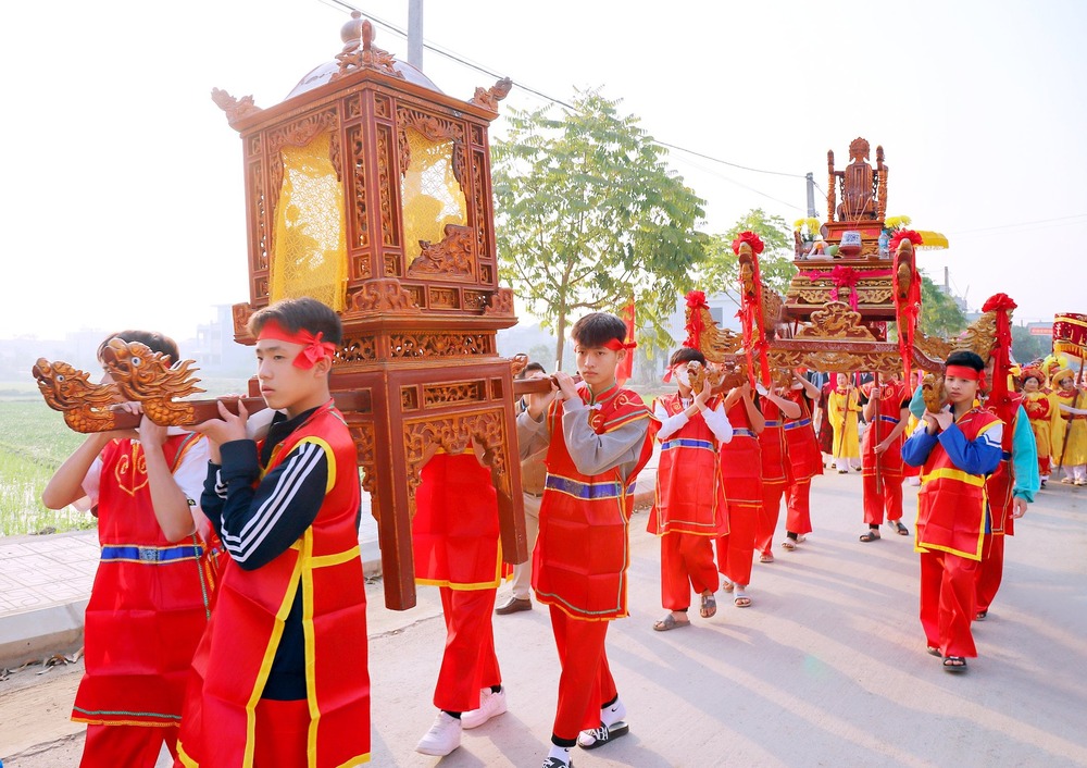 thanh hoa  ron rang le hoi ky phuc  ?? chua linh canh ?