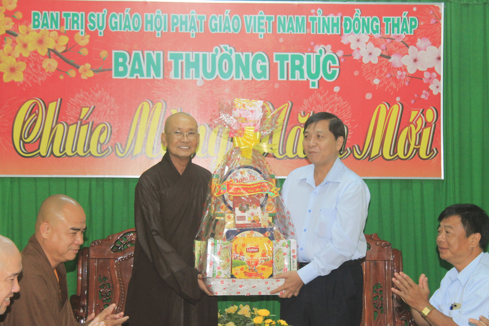 thuong truc tinh uy dong thap tham va chuc tet bts phat giao tinh