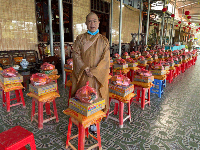 tien giang chua khanh long khanh thanh cau nong thon va tang qua tet den nguoi dan