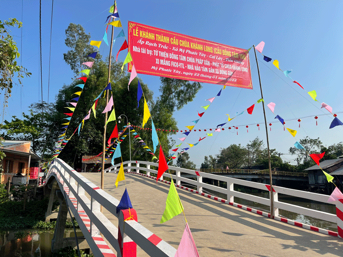 tien giang chua khanh long khanh thanh cau nong thon va tang qua tet den nguoi dan