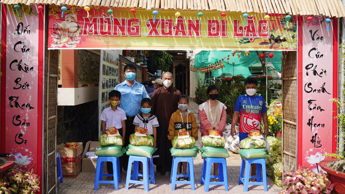 tien giang  chua linh son tang qua tu thien nhan ngay le thuong nguyen