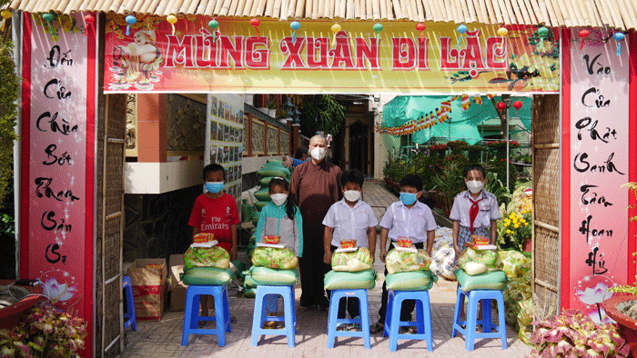 tien giang  chua linh son tang qua tu thien nhan ngay le thuong nguyen