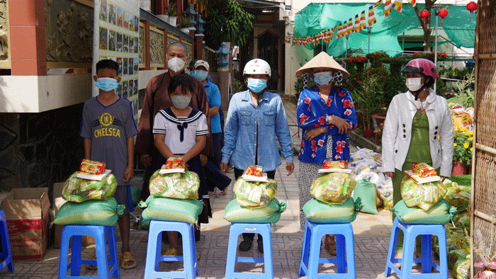 tien giang  chua linh son tang qua tu thien nhan ngay le thuong nguyen