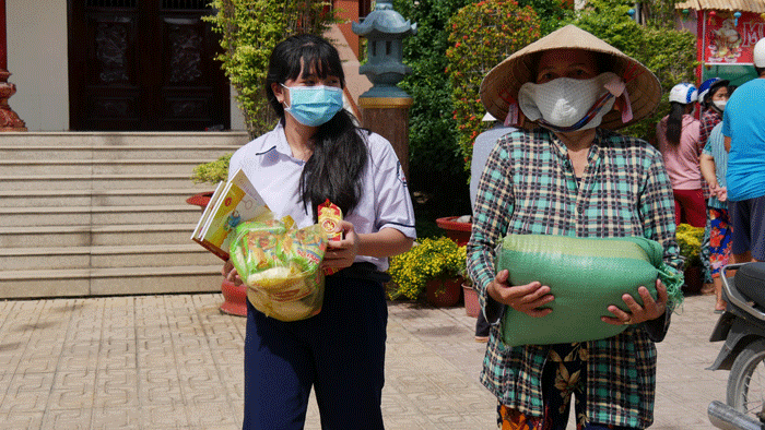 tien giang  chua linh son tang qua tu thien nhan ngay le thuong nguyen